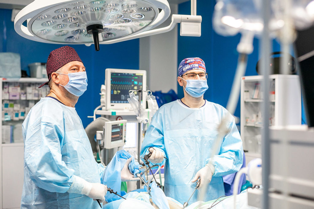 Удаление кисты левого яичника. Операцию проводят Коржуев Сергей Игоревич и Григорий Викторович Лобачев в L-Clinic