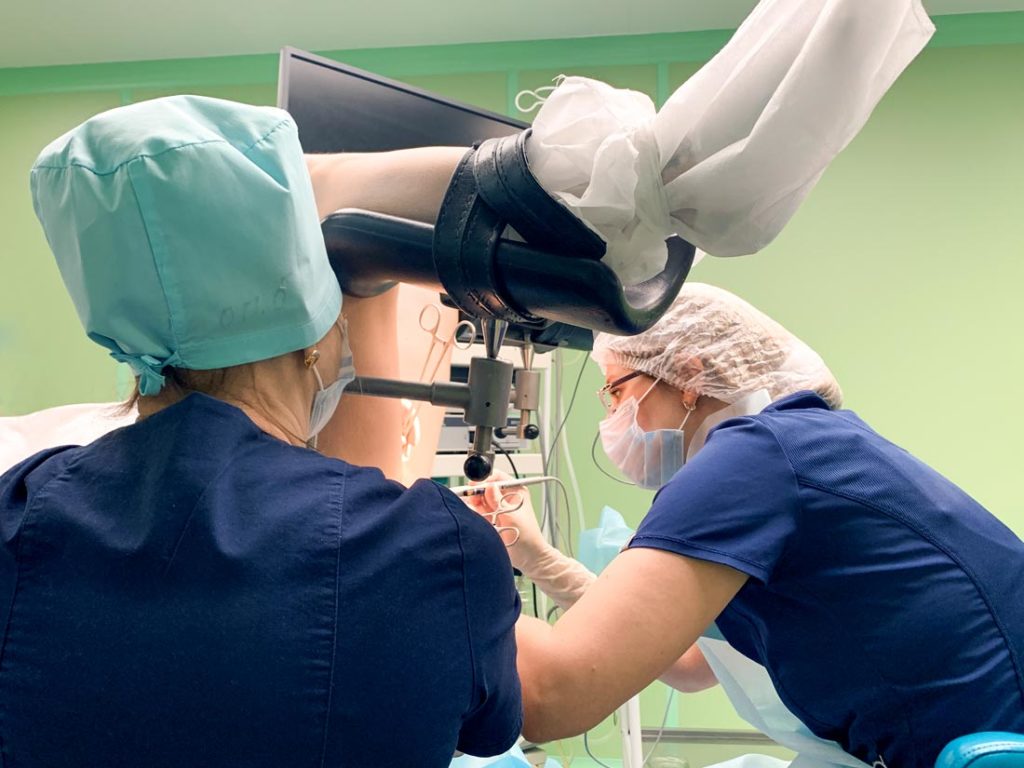 Операция по пластике шейки матки в операционной L-Clinic на гинекологическом кресле.